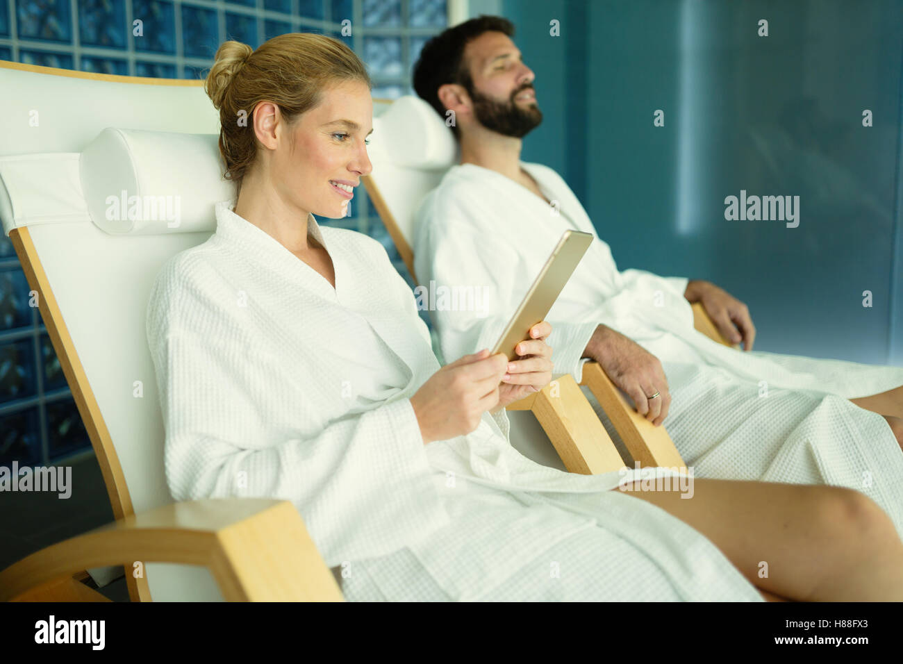 Couple de soins spa et détente avec tablet Banque D'Images