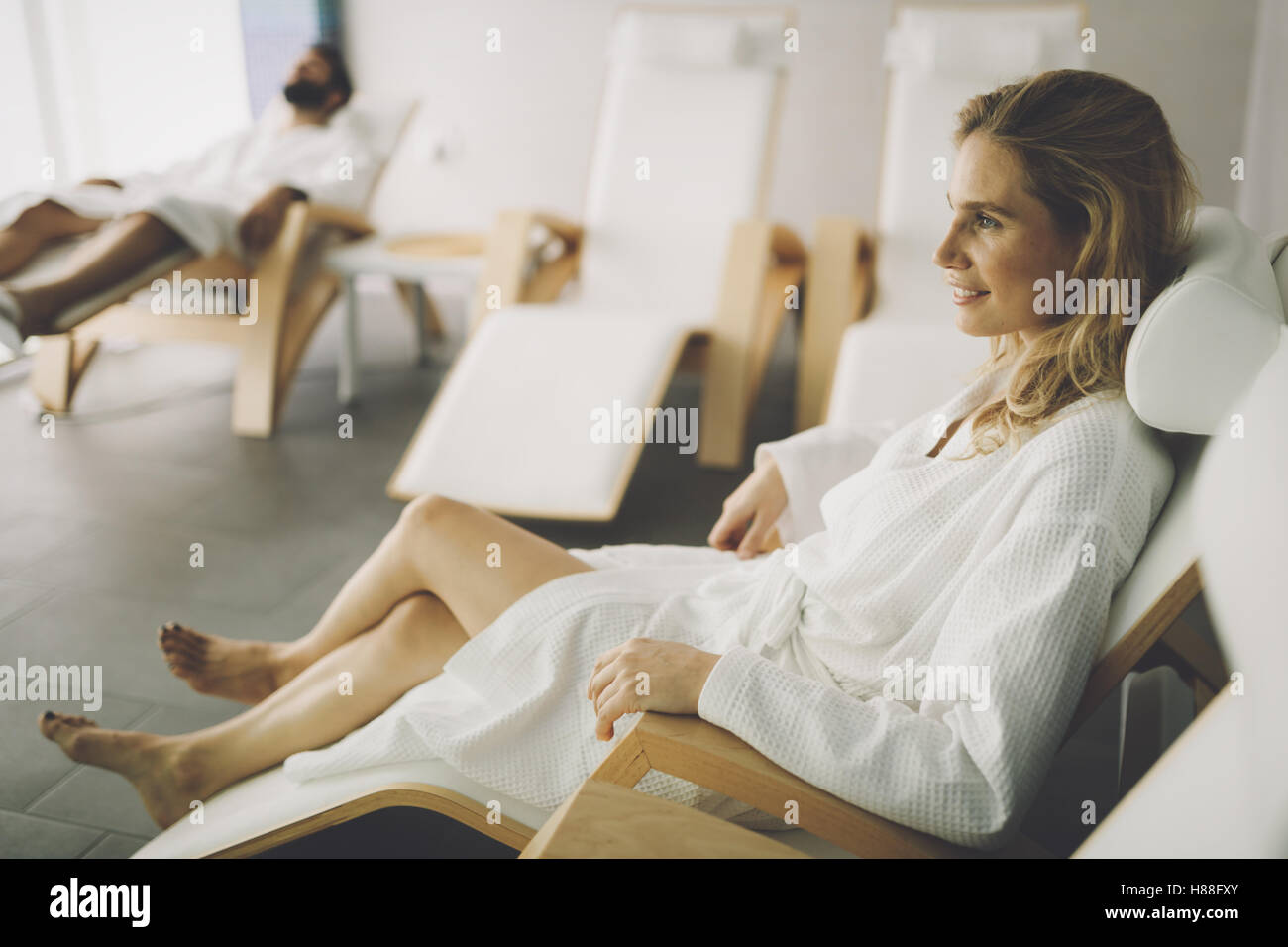 Belle femme en peignoir en relaxant spa center Banque D'Images