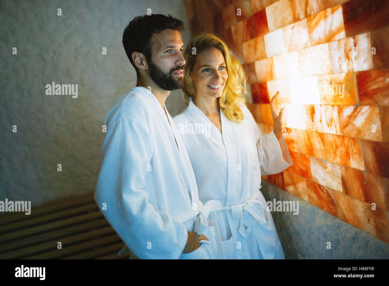 Beau couple enjoying salt spa treatment Banque D'Images
