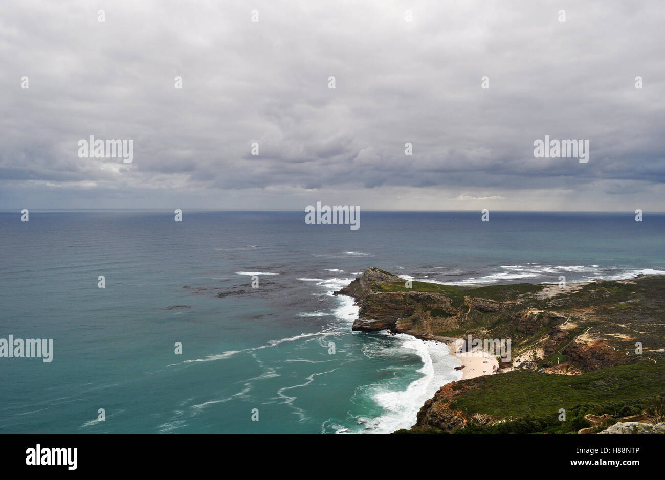 Afrique du Sud : les vagues à la plage de la célèbre Cap de Bonne Espérance, promontoire rocheux sur la côte atlantique de péninsule du Cap Banque D'Images
