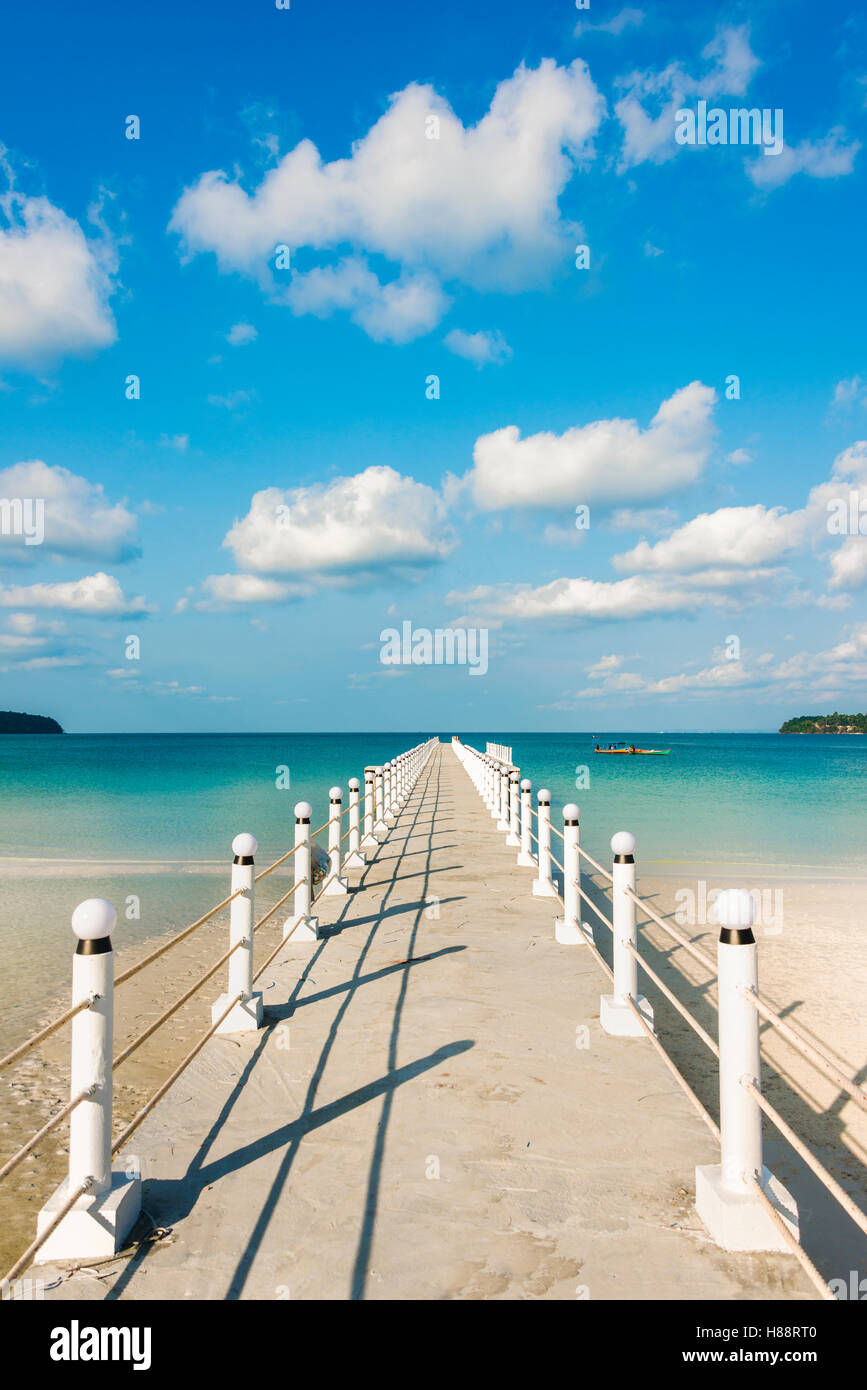 Pier sur plage avec de l'eau turquoise à Baie sarrasine sur l'île de Koh Rong Sanloem, Krong Preah Sihanouk, Sihanoukville, Cambodge Banque D'Images