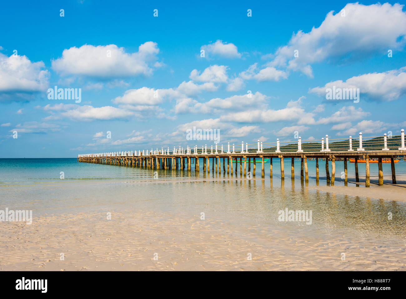 Pier sur plage avec de l'eau turquoise à Baie sarrasine sur l'île de Koh Rong Sanloem, Krong Preah Sihanouk, Sihanoukville, Cambodge Banque D'Images