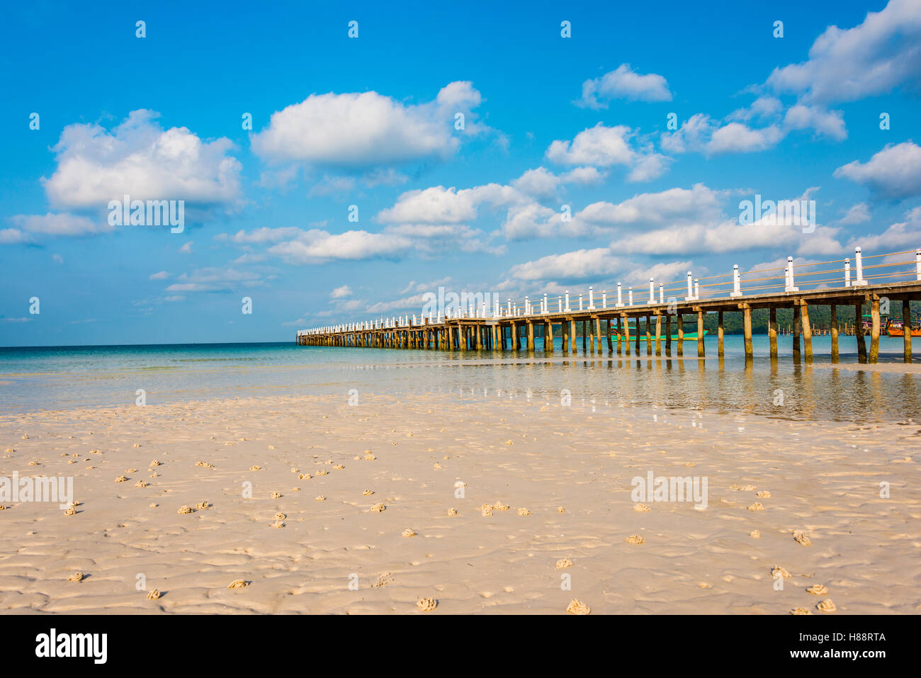 Pier sur plage avec de l'eau turquoise à Baie sarrasine sur l'île de Koh Rong Sanloem, Krong Preah Sihanouk, Sihanoukville, Cambodge Banque D'Images