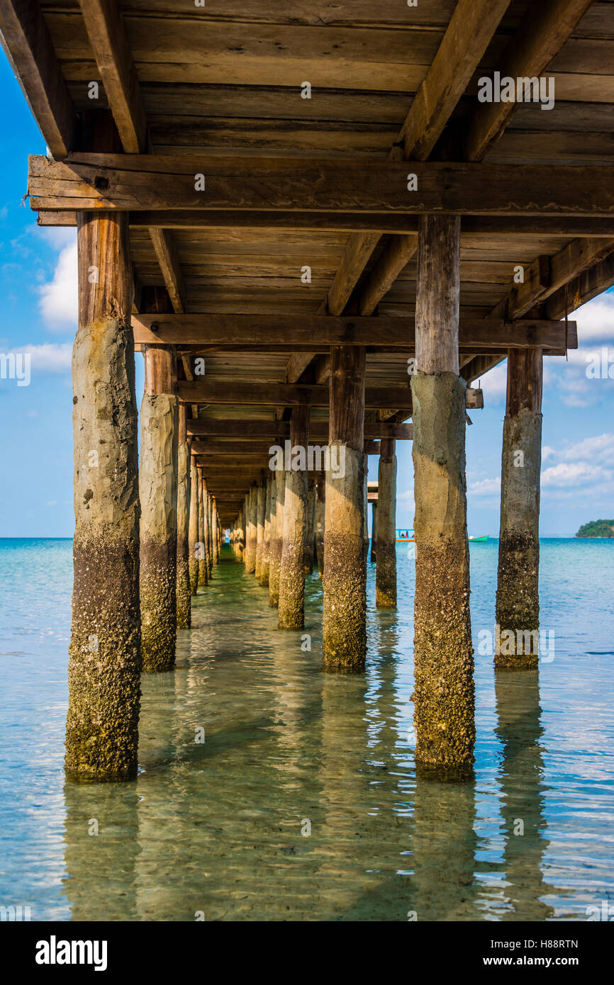 Pier sur plage avec de l'eau turquoise à Baie sarrasine sur l'île de Koh Rong Sanloem, Krong Preah Sihanouk, Sihanoukville, Cambodge Banque D'Images