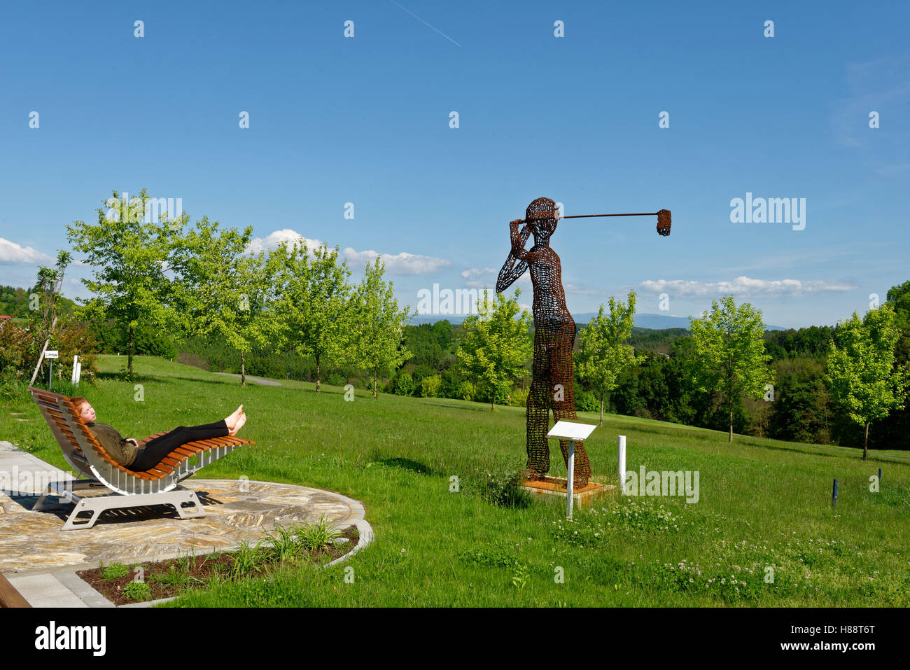 Jeune fille se détendre, le golfeur Sculpture, Josef Eder, Golf Lafnitztal Stegersbach, Burgenland, Autriche Banque D'Images