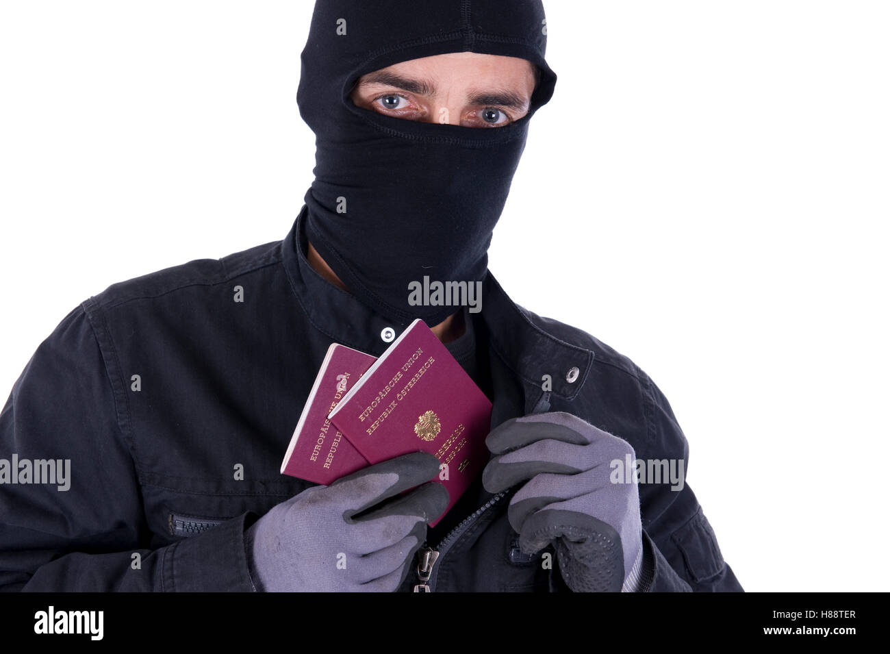 L'image symbolique d'immigrants illégaux, les hommes avec masque facial et de passeport Banque D'Images