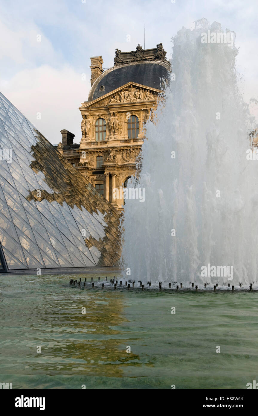 Fontaines en face du musée du Louvre, Paris, France, Europe Banque D'Images