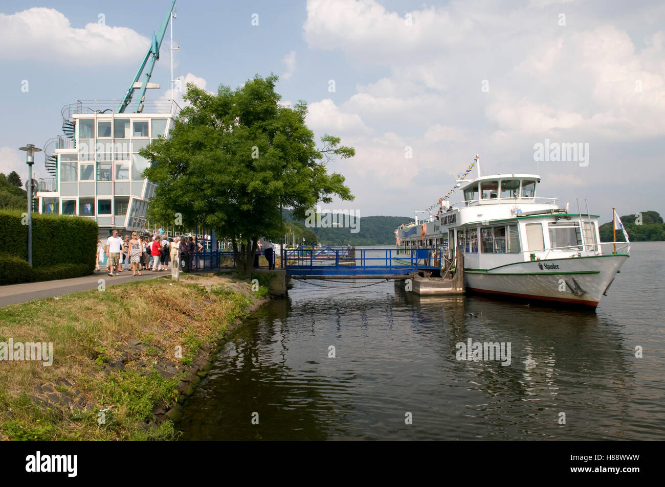 Bateau à l'embarcadère sur le lac Baldeneysee à Essen-Werden, région de la Ruhr, Rhénanie du Nord-Westphalie Banque D'Images