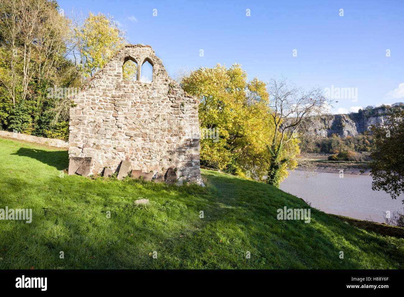 L'automne dans la vallée de la Wye - Les ruines du 12e siècle l'église St James à côté de la rivière Wye à Lancaut, Gloucestershire UK Banque D'Images