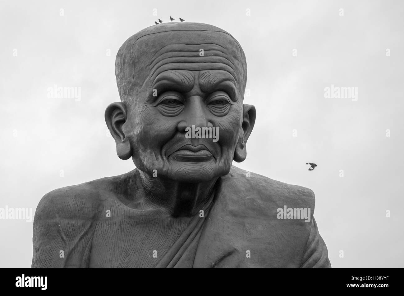 Sculpture de moine bouddhiste vénéré Luang Pu Thuat à Wat Huay Mongkol à Hua Hin Thaïlande Banque D'Images