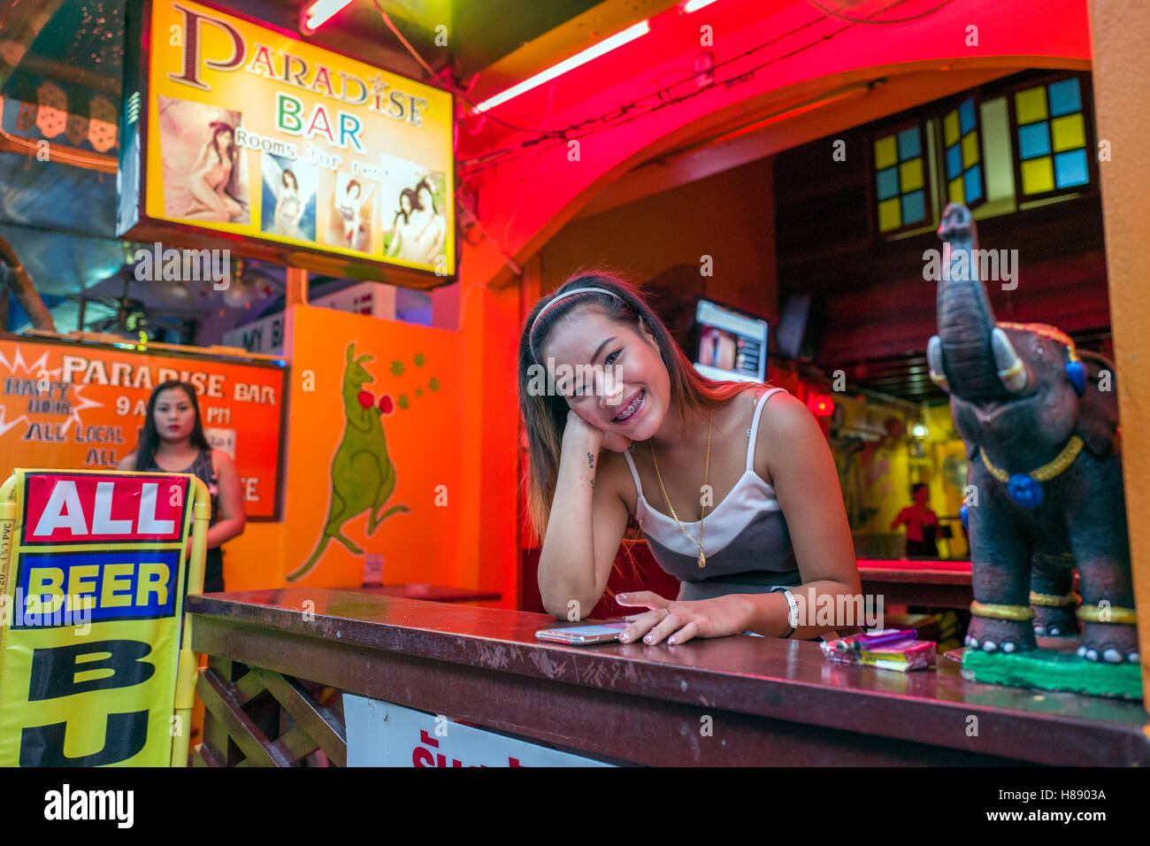 Les rues de Hua Hin Thaïlande par nuit. Hua Hin est l'une des principales destinations touristiques en Thaïlande. Banque D'Images