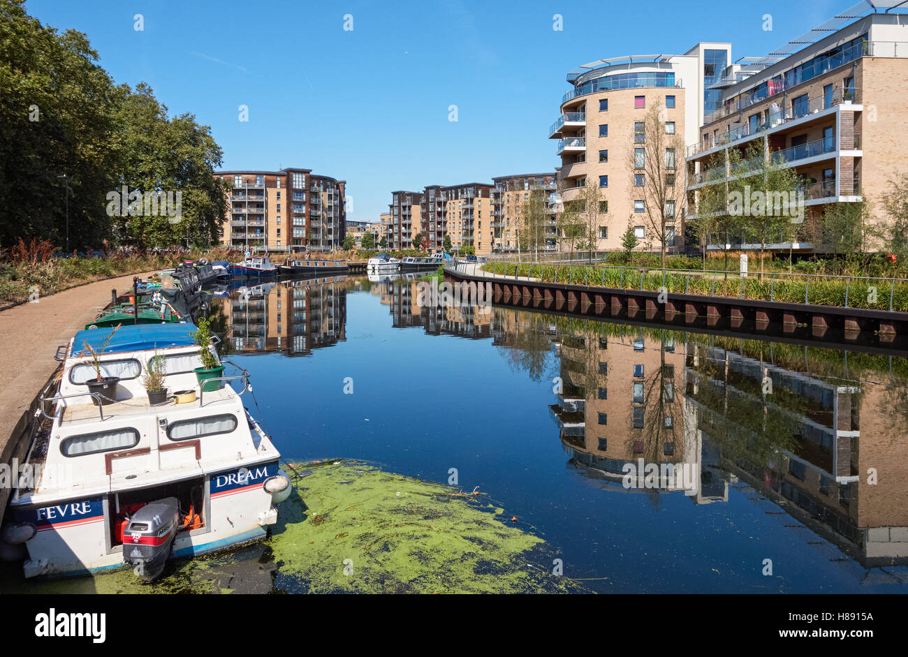 Des logements modernes le long de la rivière Lea à Londres, Angleterre Royaume-Uni UK Banque D'Images