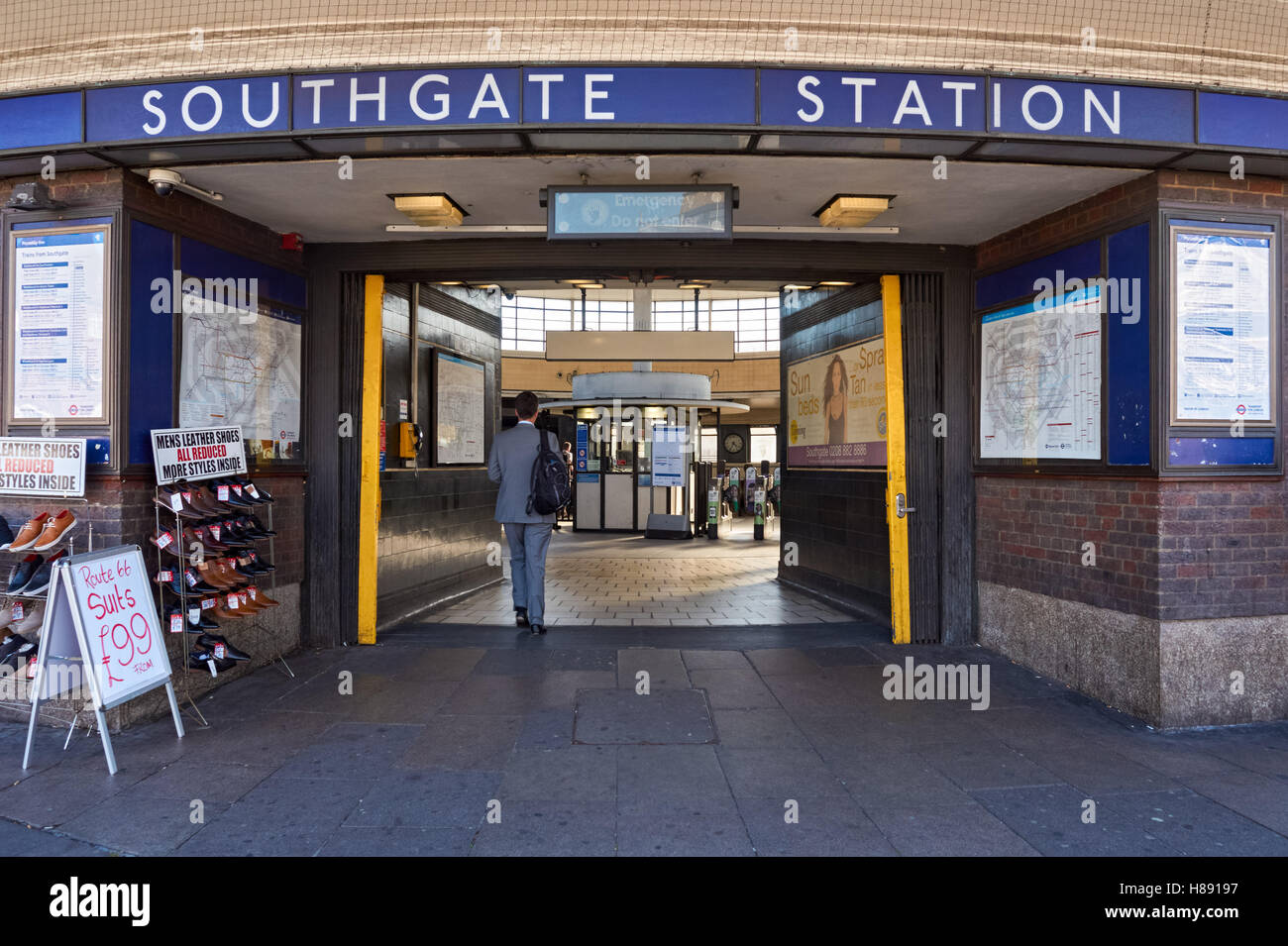 Entrée de la station de métro Southgate, Londres Angleterre Royaume-Uni UK Banque D'Images