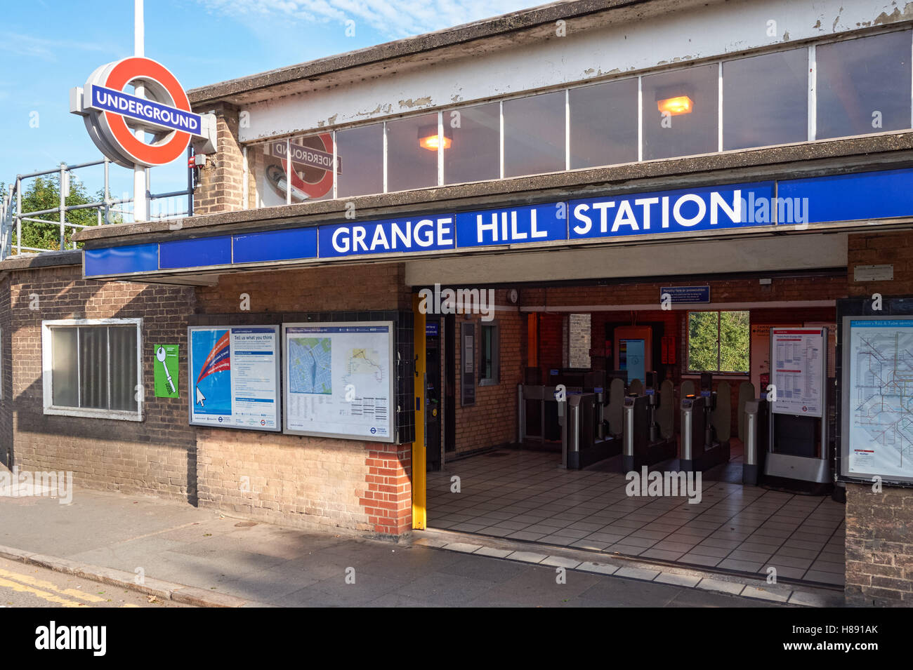 Entrée de la station de métro Grange Hill, Londres Angleterre Royaume-Uni UK Banque D'Images