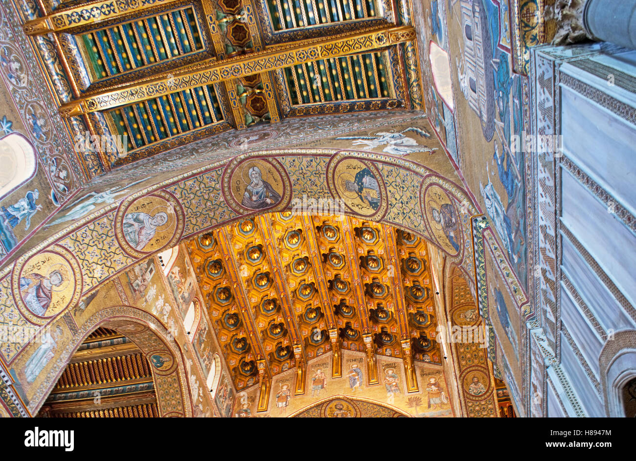 La cathédrale de Monreale décors complexes : la pierre sculptée en bois, détails, bien des modèles peints, mosaïques, Sicile, Italie Banque D'Images