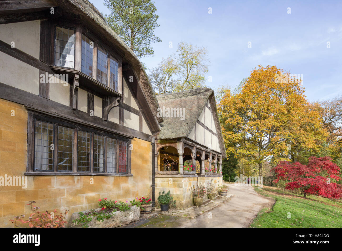 Cottage attrayant à Batsford Arboretum en automne, Gloucestershire, England, UK Banque D'Images