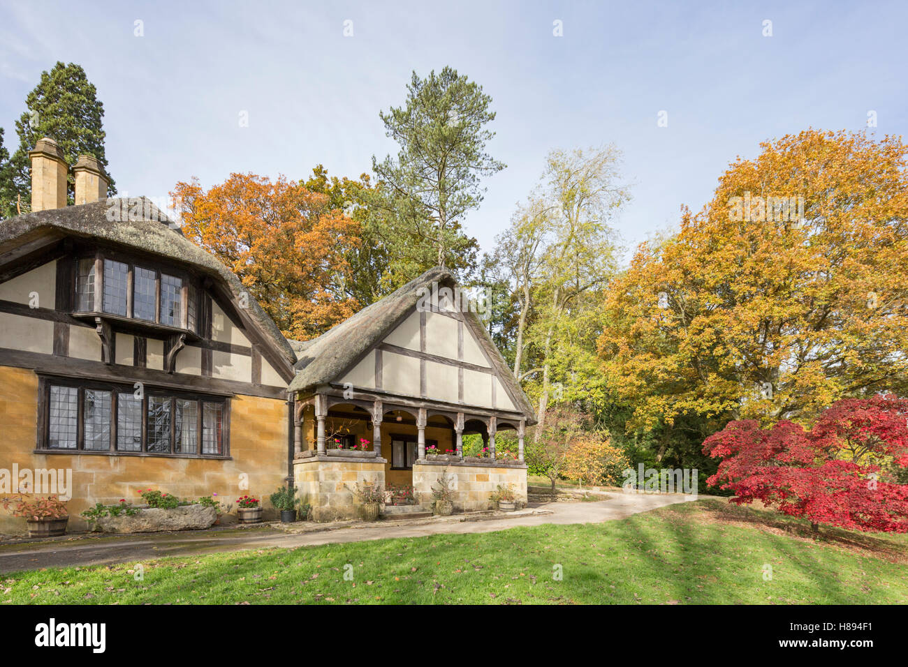 Cottage attrayant à Batsford Arboretum en automne, Gloucestershire, England, UK Banque D'Images