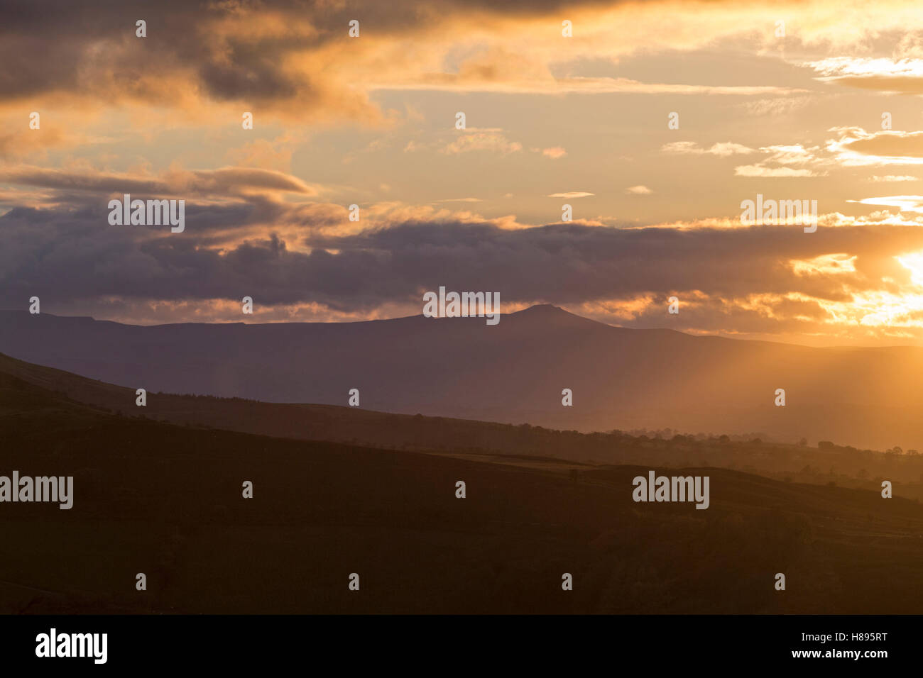 Automne coucher de soleil sur Pen Y Fan des pistes de Hay Bluff près de Hay-on-Wye, parc national de Brecon Beacons, Pays de Galles, Royaume-Uni Banque D'Images
