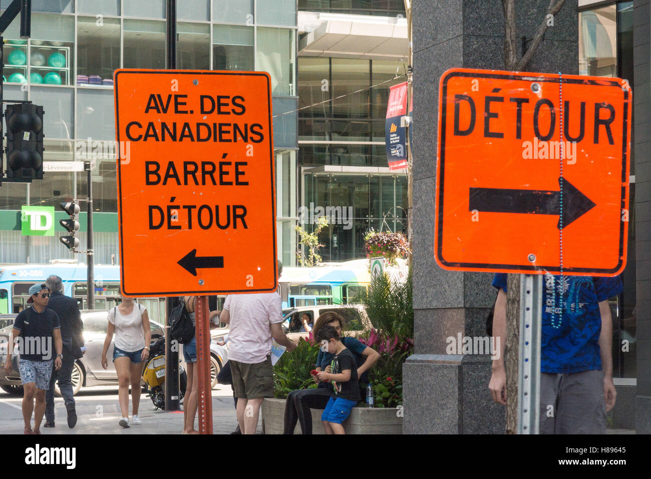 Travaux routiers à Montréal - signes de détour dans le centre-ville de Montréal Banque D'Images