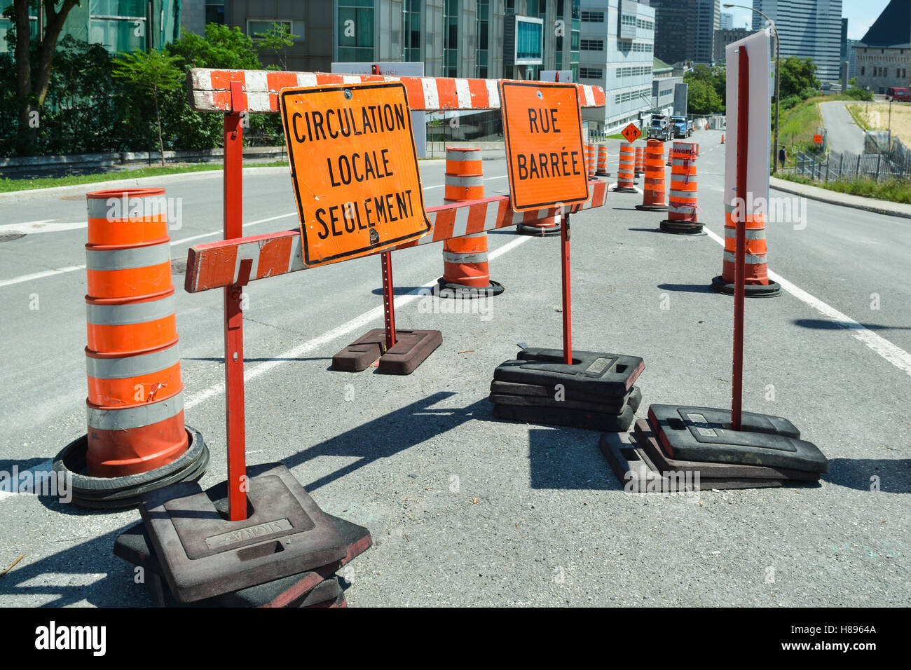 Travaux routiers à Montréal et les cônes de signalisation orange Banque D'Images