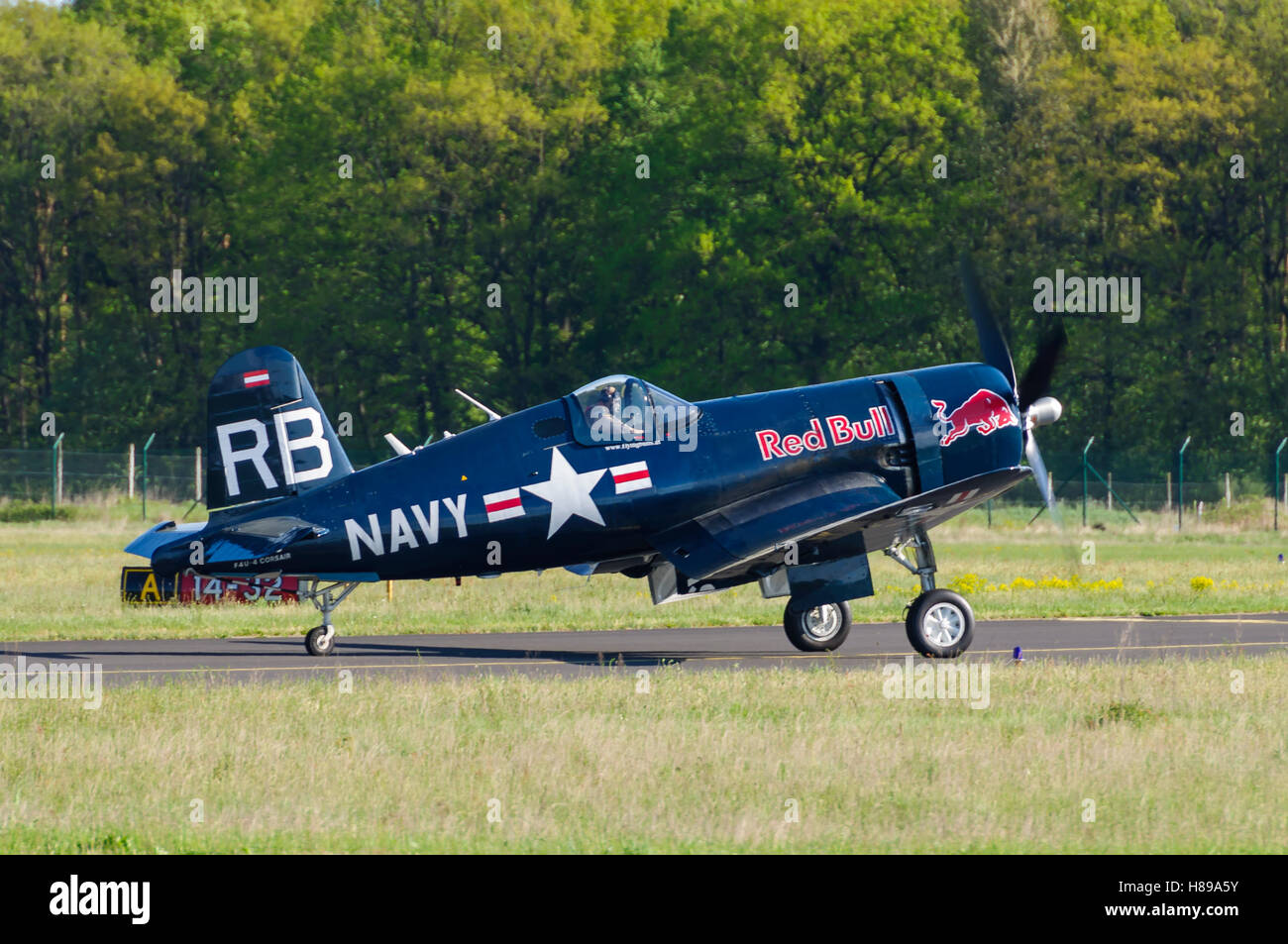 Maribor, Slovénie - 16 Avril 2016 : Red Bull's F4U Corsair prêt au décollage à l'aéroport Maribor pour démonstration de vol Banque D'Images