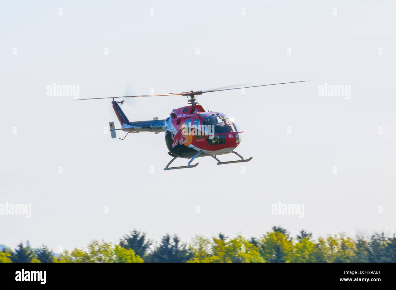 Maribor, Slovénie - 16 Avril 2016 : Red Bull hélicoptères comme partie de l'équipe de Flying Bulls d'effectuer de la voltige aérienne Banque D'Images