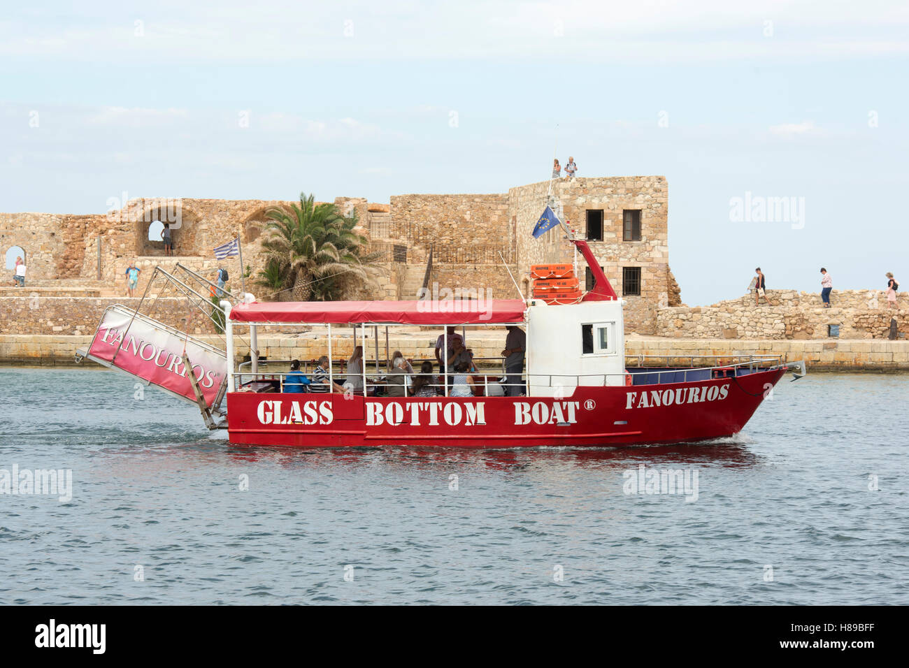 Griechenland, Kreta, Chania, bateau à fond de verre devant le Bastion vénitien (Bastion Saint-Nicolas de Molos). Banque D'Images