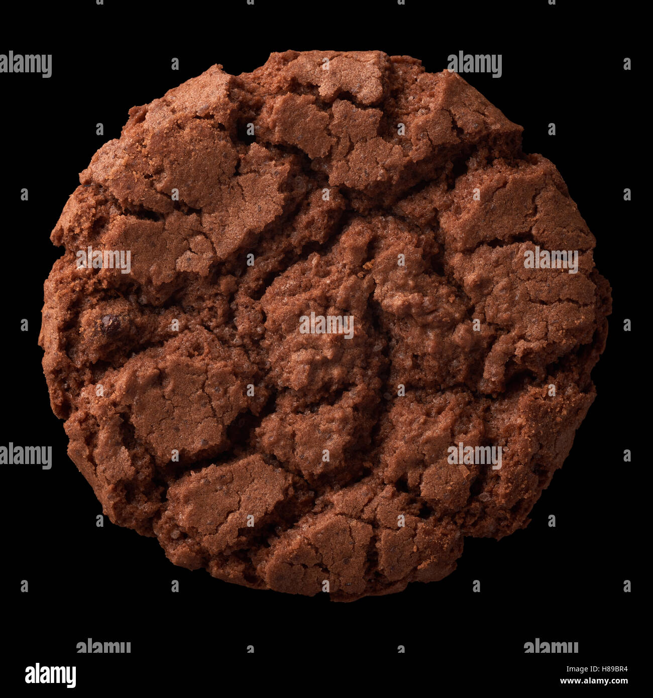 Objets isolés : Dark Chocolate cookie, isolé sur fond noir Banque D'Images