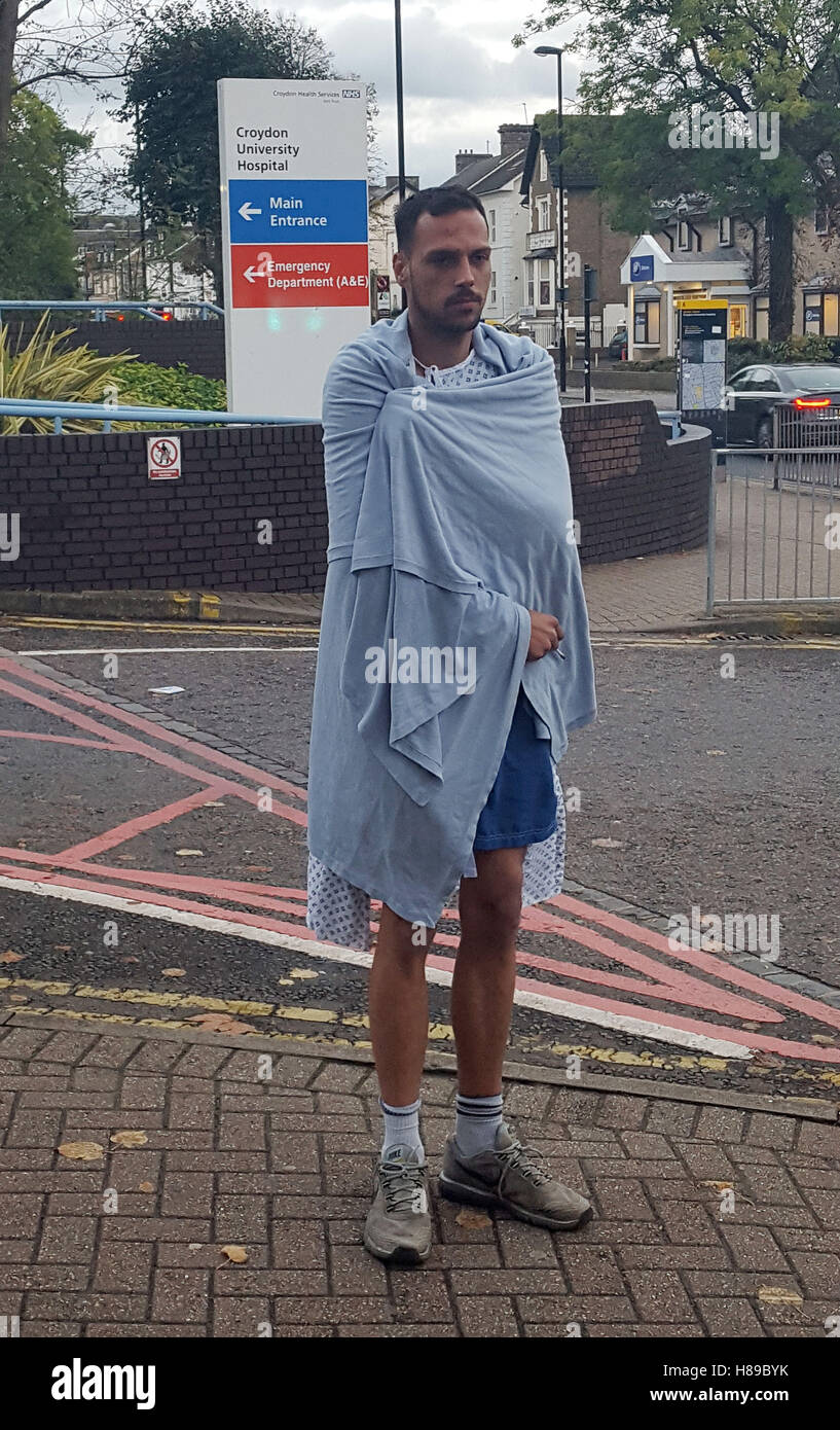 Meilleure qualité disponible Martin Bamford, 30 ans, de Croydon, qui était sur le tramway qui a déraillé pendant l'heure de pointe du matin, se tient à l'extérieur de Croydon University Hospital où il est traité pour des côtes cassées ou fracturées. Banque D'Images