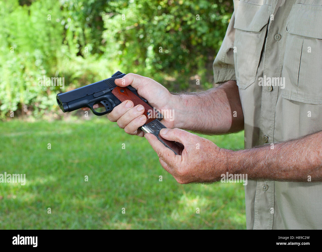 Magazine avec des munitions qui est insérée dans un pistolet Banque D'Images