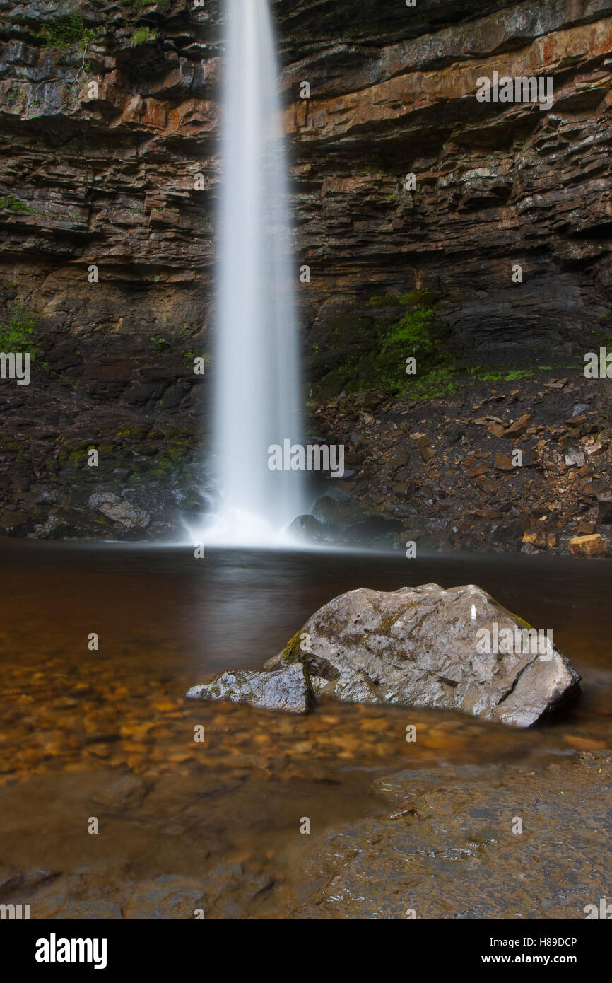 Hardraw force cascade à Leyburn, North Yorkshire.Hardraw Force est de l'Angleterre la plus grande cascade, une chute de 100 pieds de renom Banque D'Images