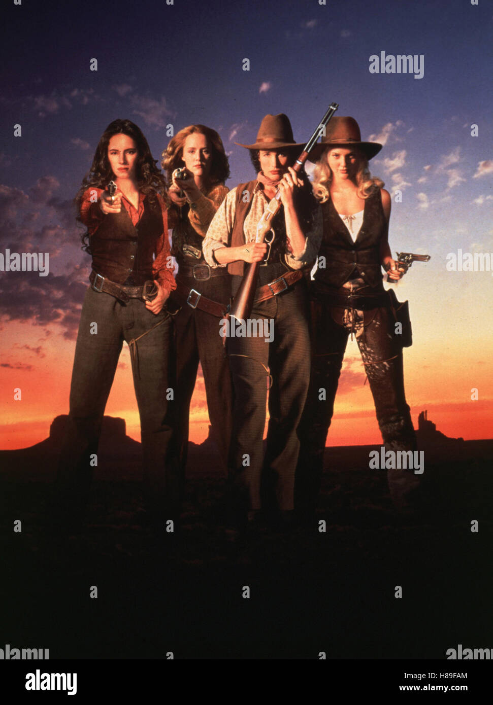 Mauvaises Filles, (Bad Girls) USA 1994, Regie : Jonathan Kaplan, MADELEINE STOWE, MARY STUART MASTERSON, Andie MacDOWELL, Drew Barrymore, Ausdruck : Gewehr, revolver Banque D'Images