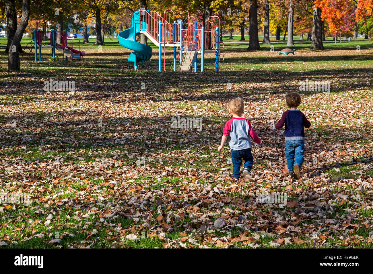 Detroit, Michigan - les deux et trois ans, les tout-petits courir vers un terrain de Belle Isle. Banque D'Images