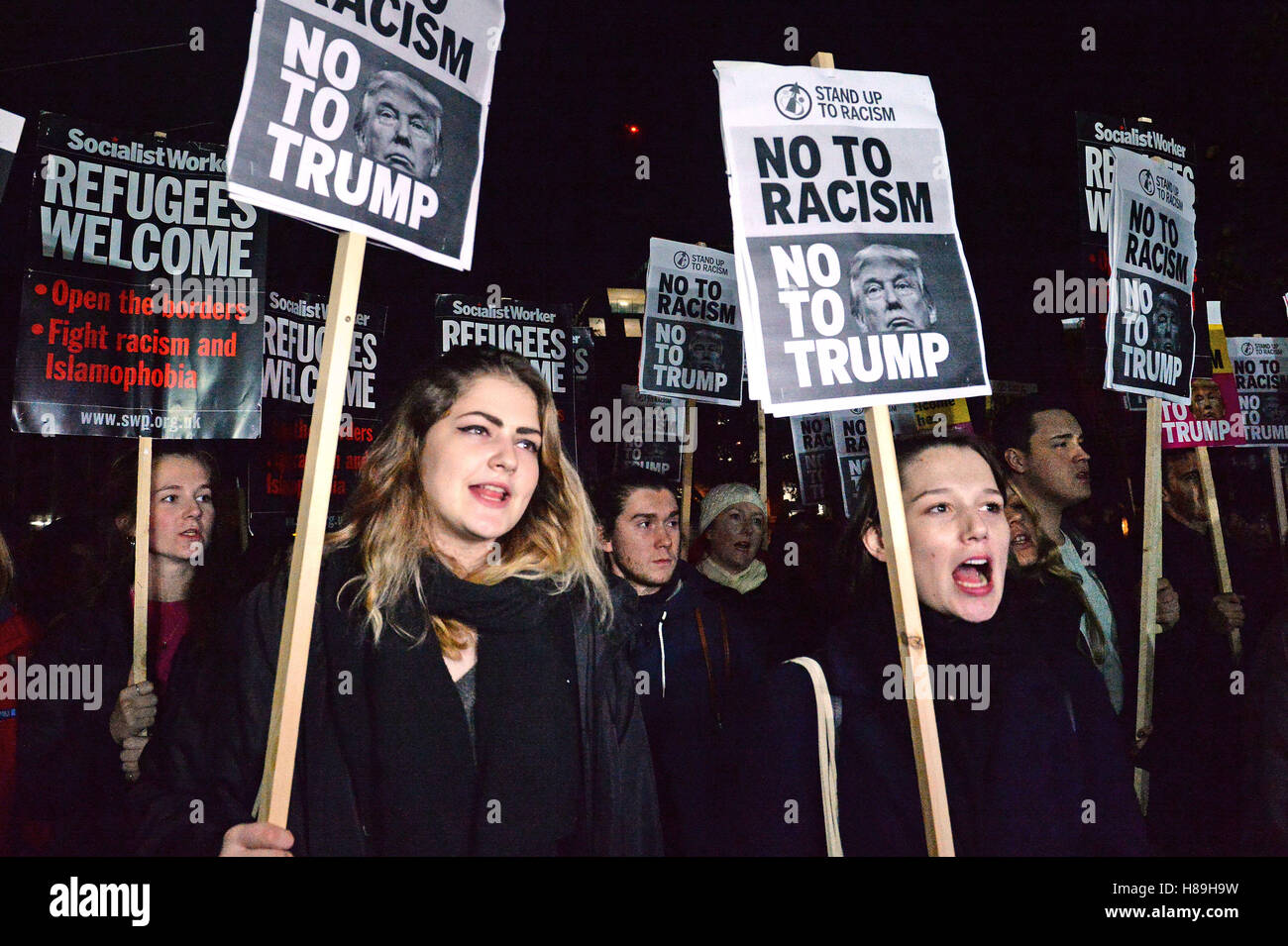 Des manifestants anti-racisme de prendre part à une manifestation dénonçant l'atout de Donald devant l'ambassade américaine à Londres, après qu'il a été élu en tant que Président des Etats-Unis. Banque D'Images