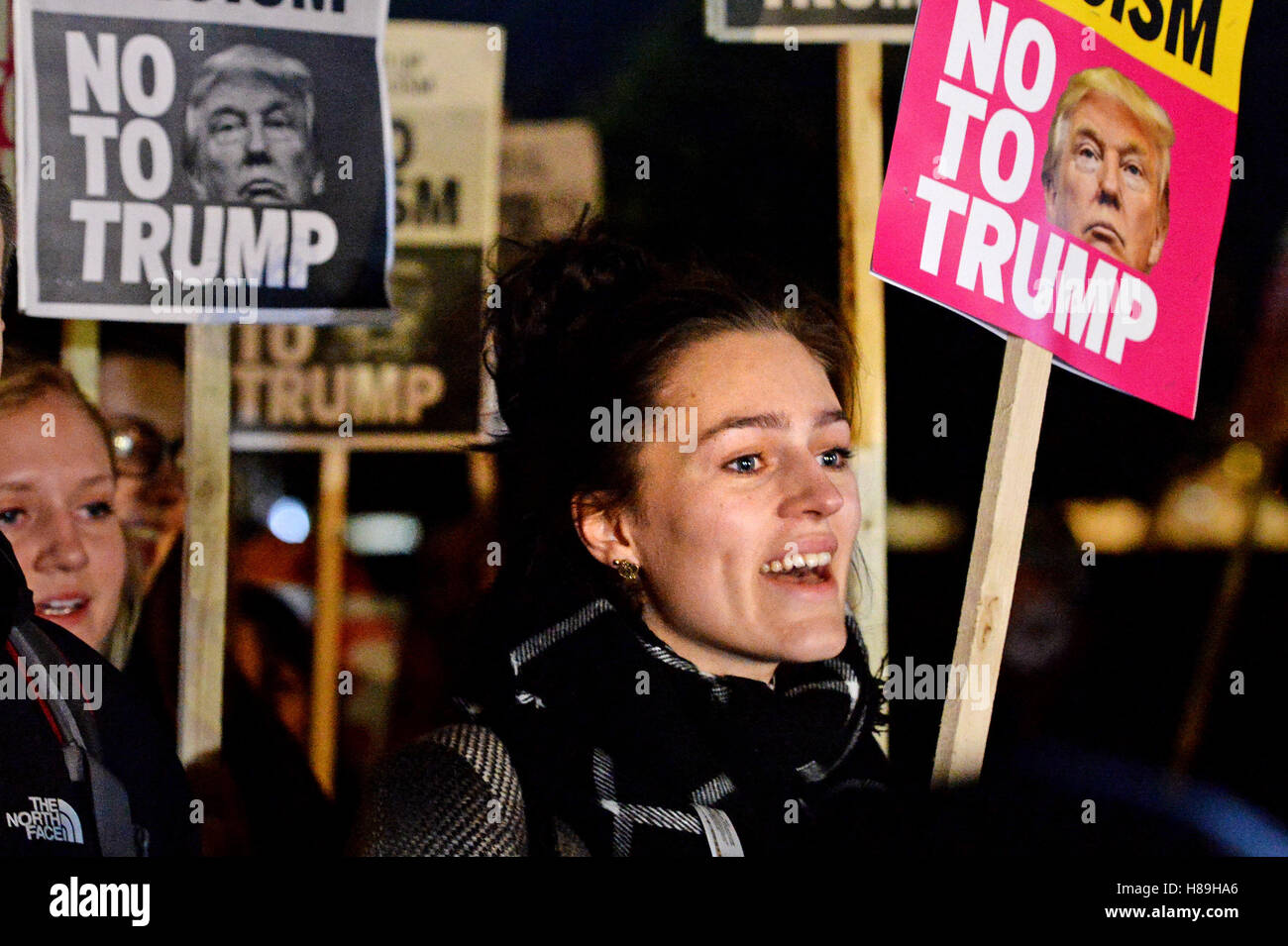 Des manifestants anti-racisme de prendre part à une manifestation dénonçant l'atout de Donald devant l'ambassade américaine à Londres, après qu'il a été élu en tant que Président des Etats-Unis. Banque D'Images