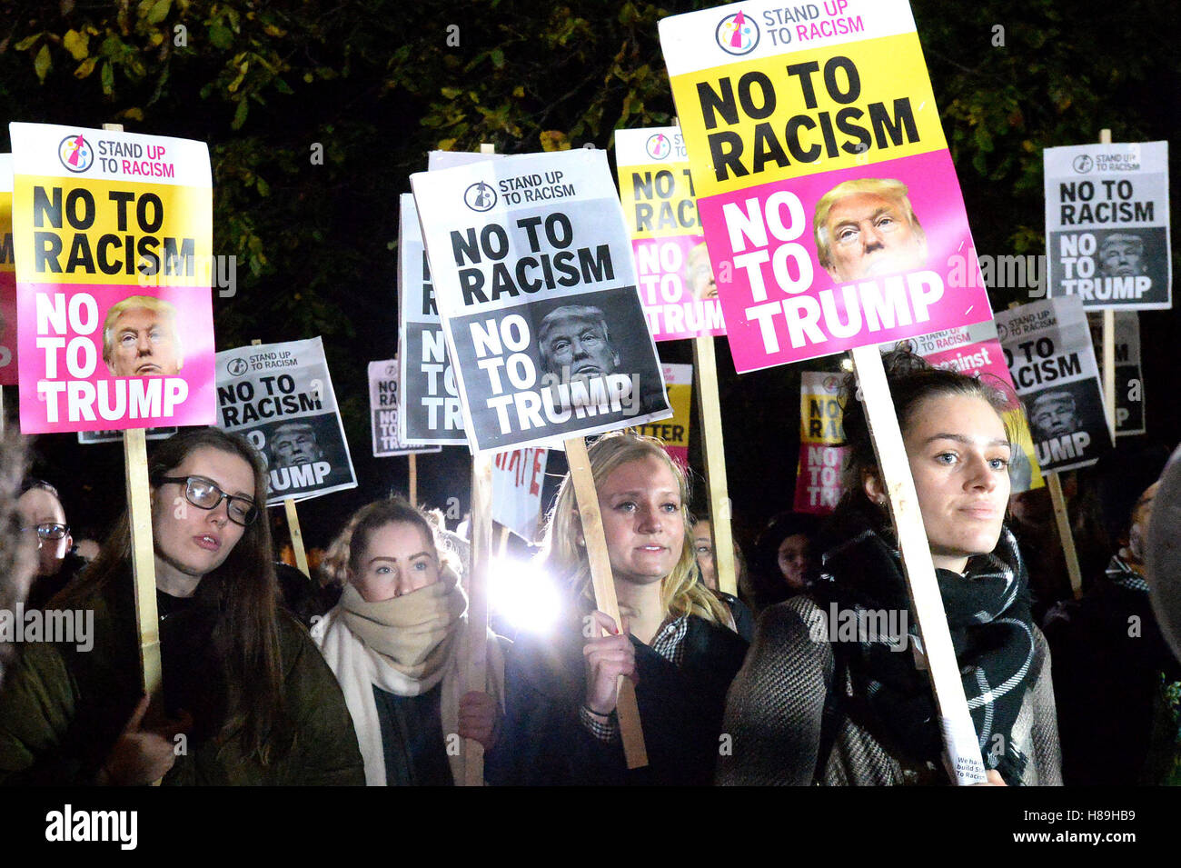 Des manifestants anti-racisme de prendre part à une manifestation dénonçant l'atout de Donald devant l'ambassade américaine à Londres, après qu'il a été élu en tant que Président des Etats-Unis. Banque D'Images