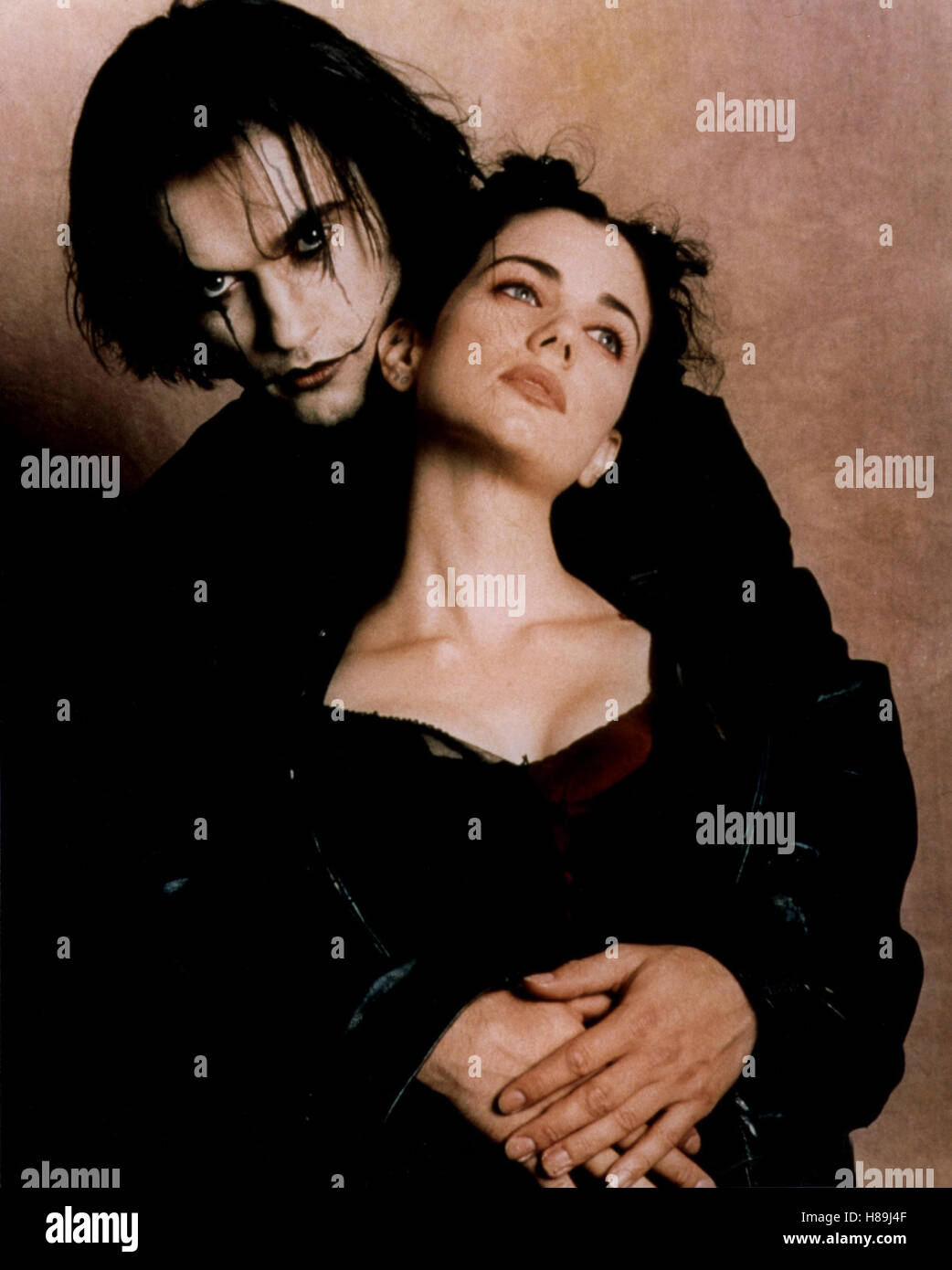 Le corbeau - Die Rache der Krähe, (THE CROW - La cité des anges) USA 1996, Regie : Tim Pope, Vincent PEREZ, Mia Kirshner, Ausdruck : Umarmung Banque D'Images