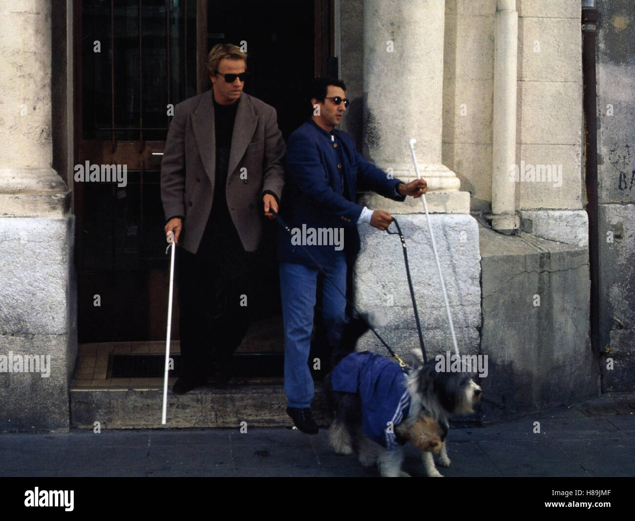 Mourir, Dumpfbacken-Gang (Hercule et Sherlock) F 1996, Regie : Jeannot Szwarc, Christophe Lambert, RICHARD ANCONINA, Ausdruck : Blind, Hund, Stock Banque D'Images