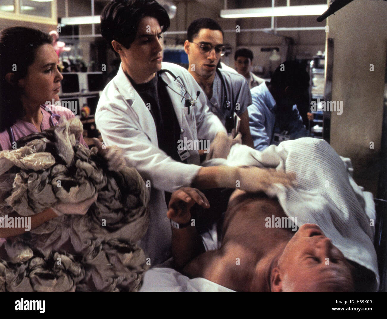 Extrem ... mit allen Mitteln, (mesures extrêmes) USA 1996, Regie : Michael Apted, Hugh Grant, Ausdruck : Arzt, Patient Banque D'Images