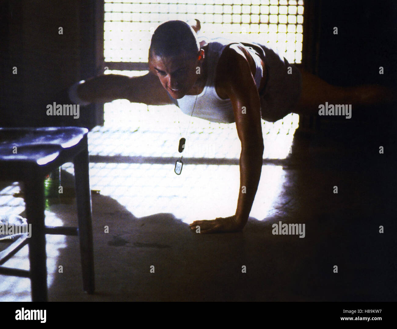 Die Akte (G.I. Jane, JANE) USA 1997, Regie : Ridley Scott, DEMI MOORE, Ausdruck : formation, Liegestütz Banque D'Images