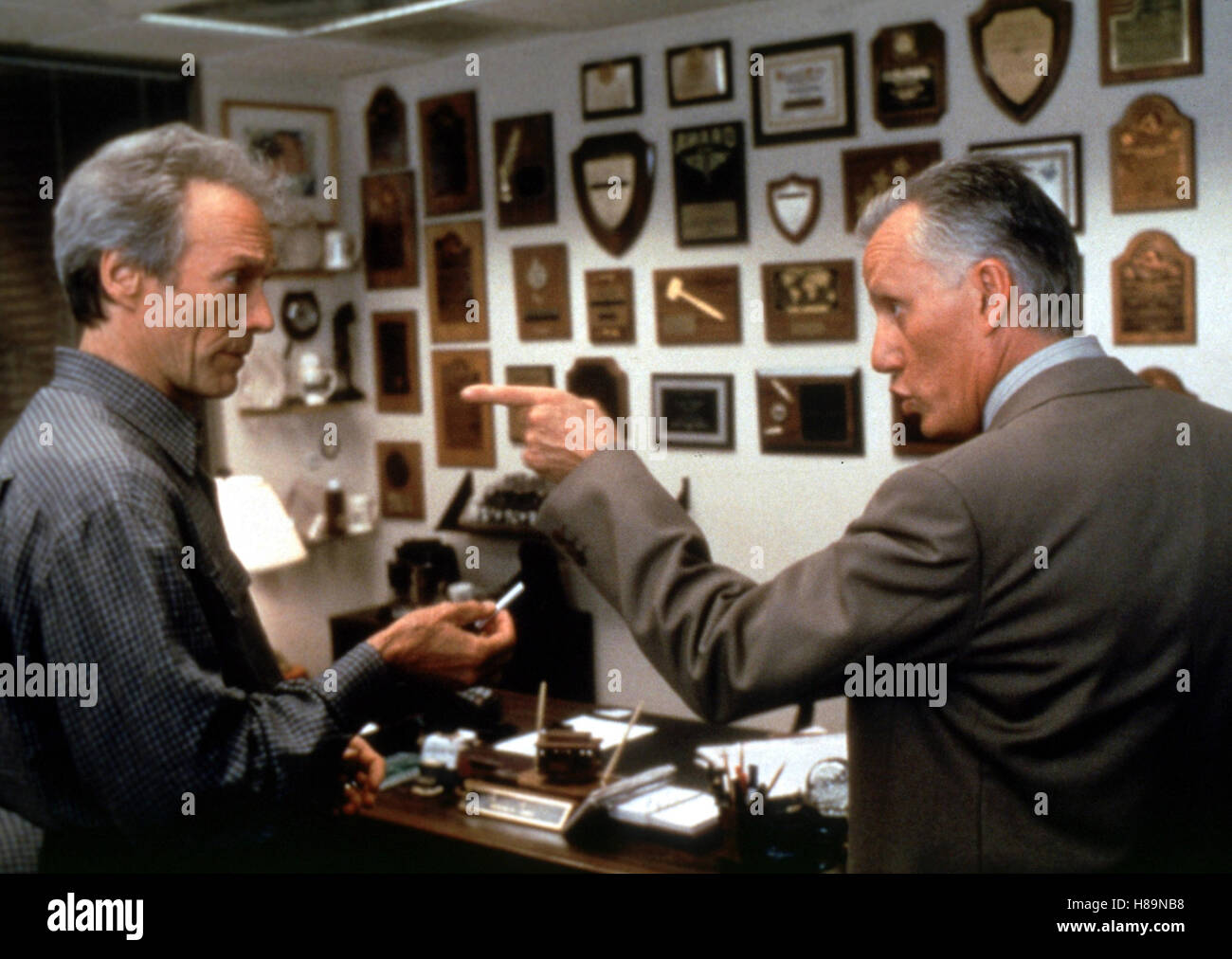 Ein wahres Verbrechen, (true crime) USA 1998, Regie : Clint Eastwood, CLINT EASTWOOD, JAMES WOODS, clé : Abzeichen, Auszeichnungen Banque D'Images