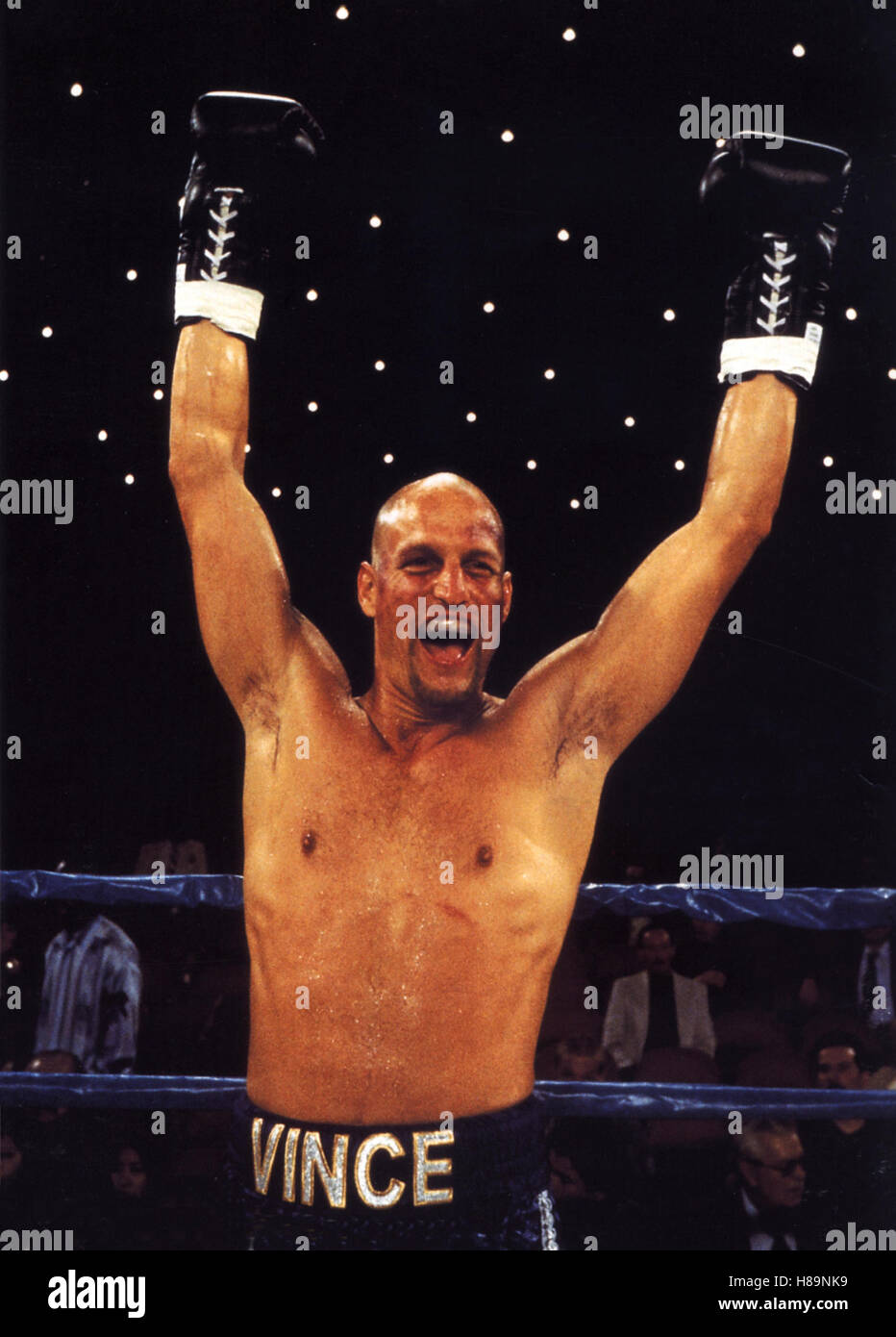 Éliminé - Eine Freundschaft, schlagkräftige (JOUER À L'OS) USA 1999, Regie : Ron Shelton, Woody Harrelson, Ausdruck : Boxer, Boxhandschuh, Glatze, Sieger, Siegerpose Banque D'Images