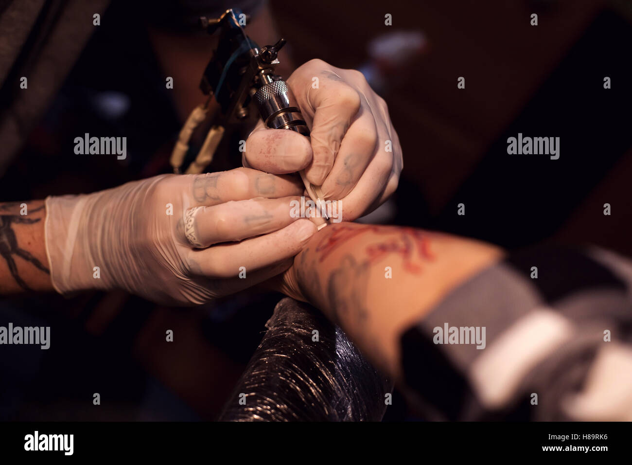 Tattoer en utilisant machine à tatouer Banque D'Images