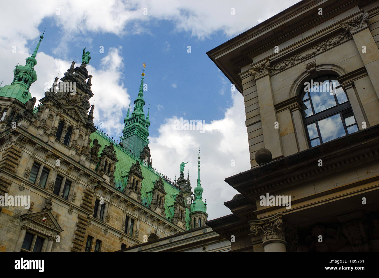 Hambourg, Allemagne - le 18 juillet 2015 : une vue extérieure de l'hôtel de ville. Le Rathaus allemand a été construit en 1897 et est le siège du Banque D'Images