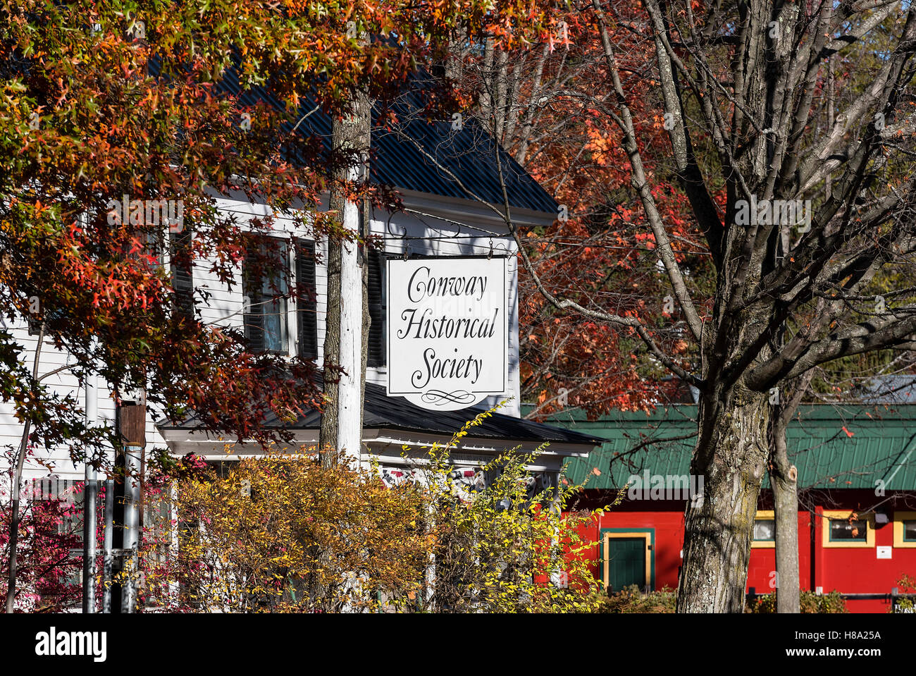 Société historique de Conway dans la couleur en automne, Conway, New Hampshire, USA. Banque D'Images