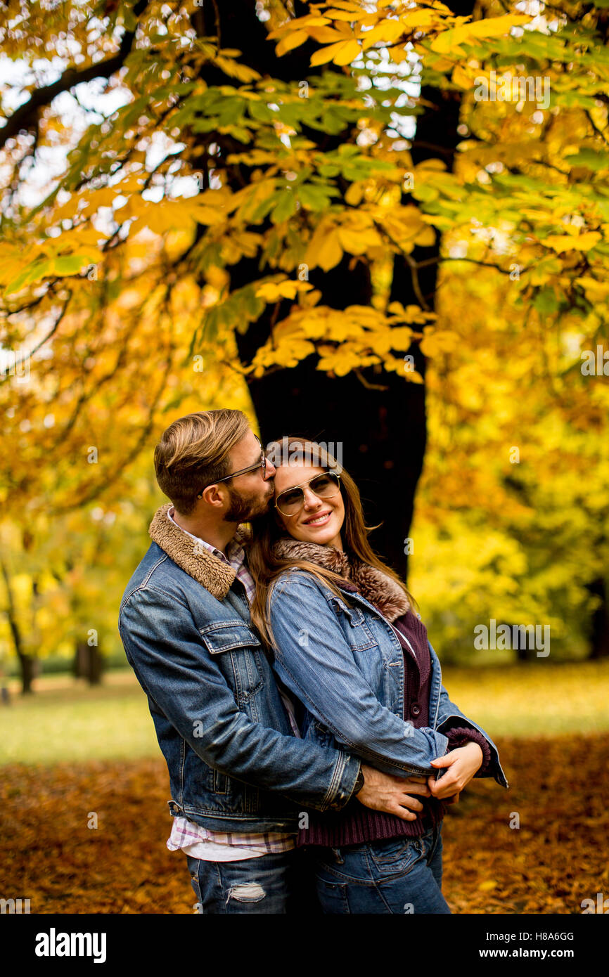 Young couple having fun in the autumn park Banque D'Images