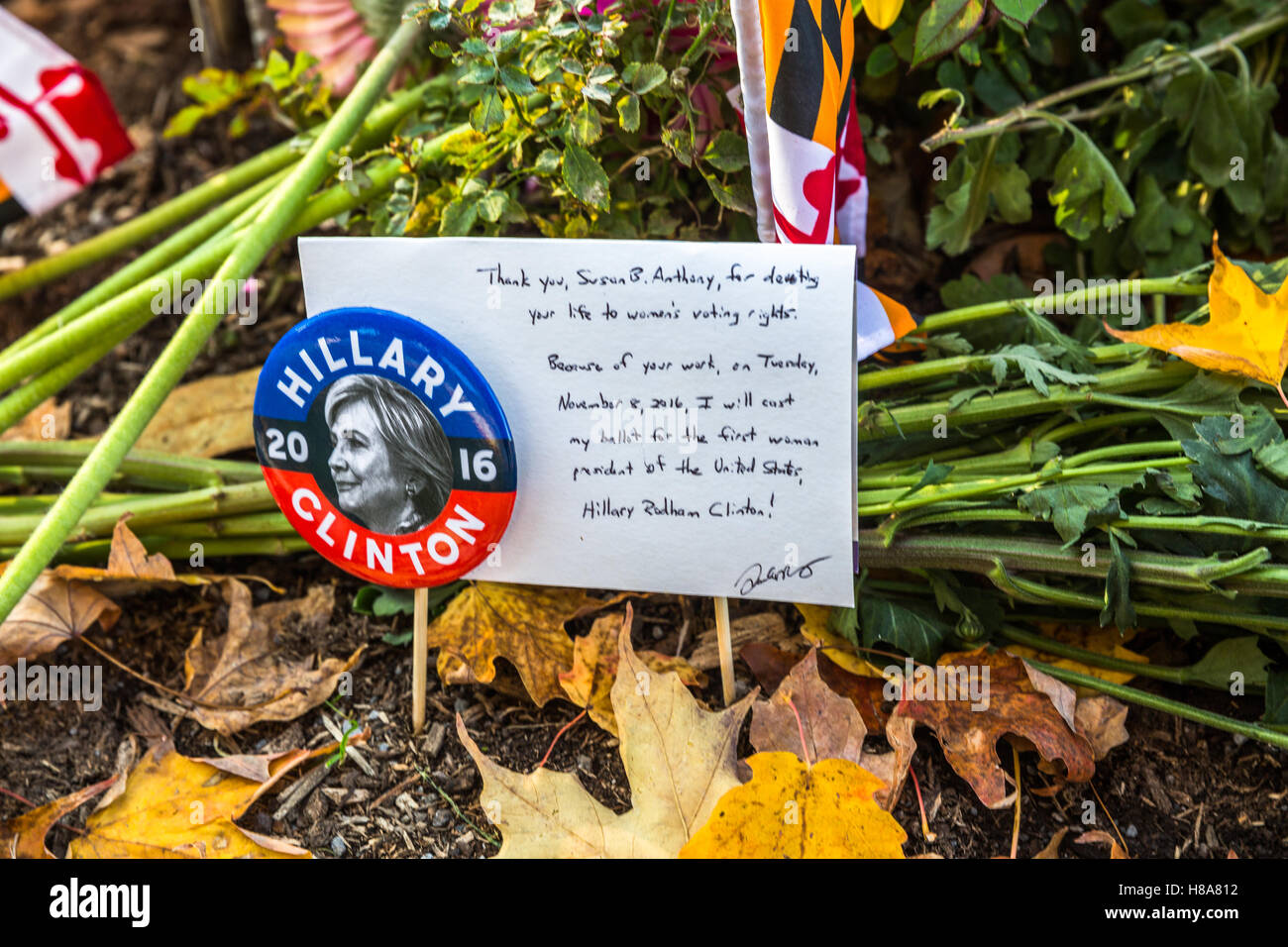Droits des femmes Susan B. Anthony pierre tombale leader 2016 USA élection présidentielle, à la main des électeurs message écrit à Hillary R. Clinton Banque D'Images