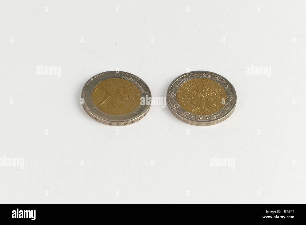 Deux euros coin isolé sur fond blanc Banque D'Images