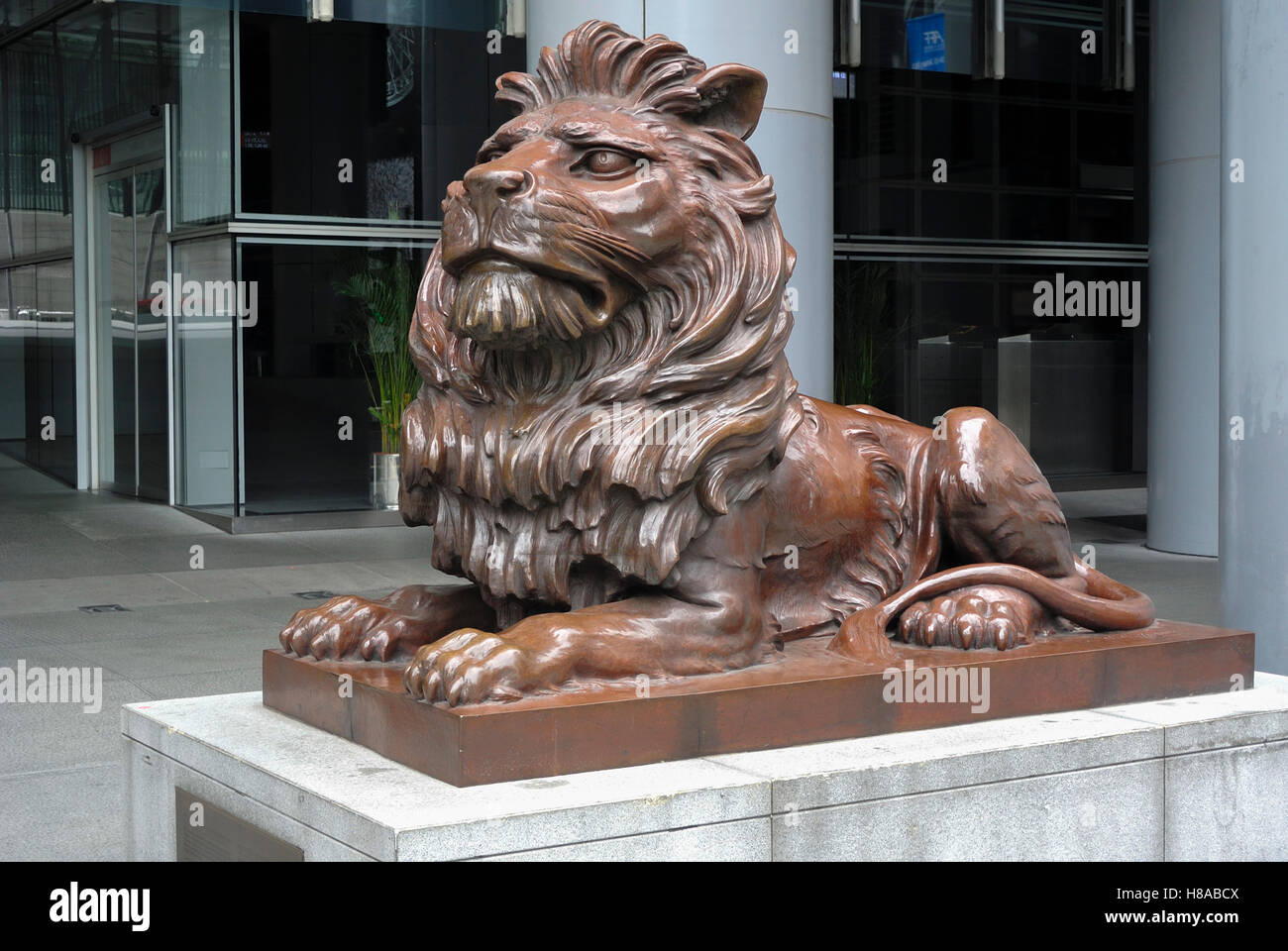 L'un des deux lions à l'extérieur du bureau principal HSBC Hong Kong Banque D'Images