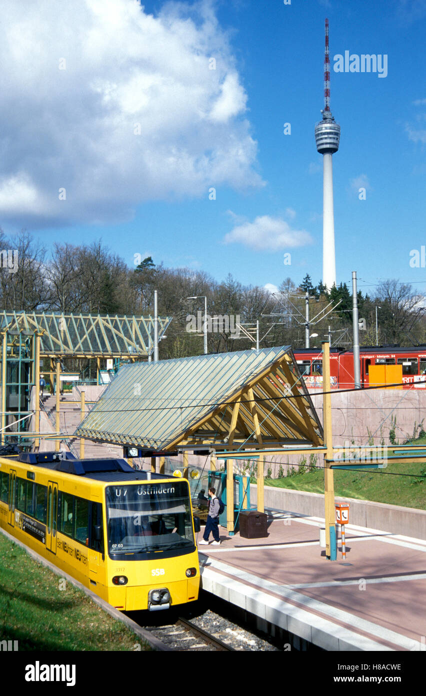 Arrêt de tram à la station Ruhbank, la tour de télévision, le transport régional, Stuttgart, Bade-Wurtemberg Banque D'Images